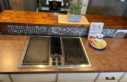 Entire 2br 2ba hilltop view home Sleeps 8 pets 4 acres Jacuzzi Central AC Kingbeds Office Free WiFi Parking Full Kitchen Refrigerator Washer Dryer Furnished Three 3 Large Sunset Dining Patios Grill Stovetop Oven Hiking Wildlife Firepit Quiet very Secluded - Foto 18