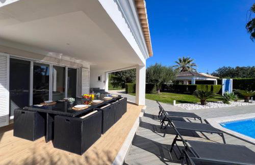 Beautiful 4-Bedroom Villa with Garden and Pool - Foto 3