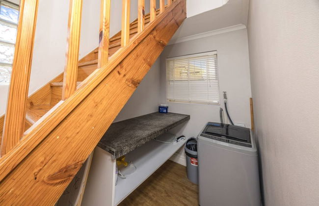 Contemporary 4 Bedroom Home - Photo 21