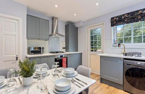 Modern 4 Bed house Ideal for Groups, Contractors near City Airport & O2 Arena, free parking & Wifi included - Foto 32