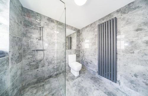 RYAN AIR I BNB - Huge 4 Bedroom House with Free Parking - Foto 18