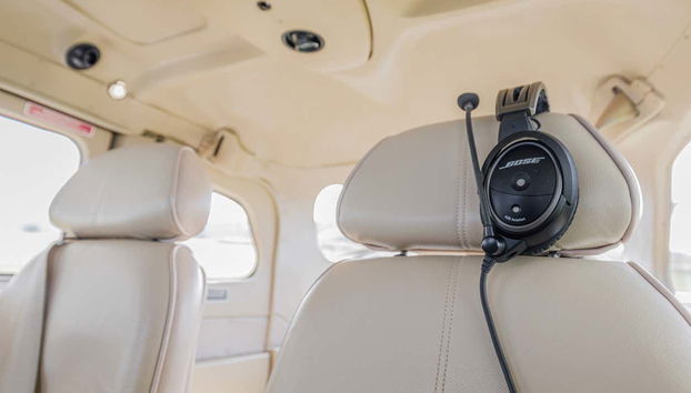 Interno dell'aereo Cessna T206H