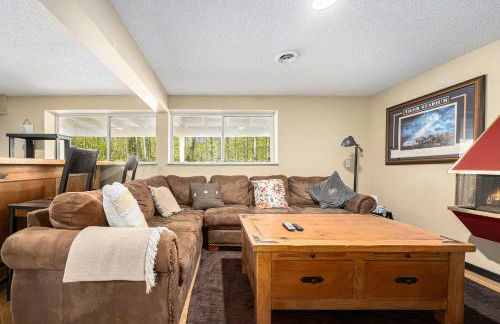 3Br 2Bath Midcentury Ski Chalet with Hot Tub & Kids' Loft - Photo 38