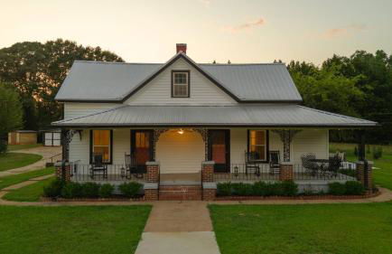 The Bulldog Farmhouse - 100 year old home - Foto 33