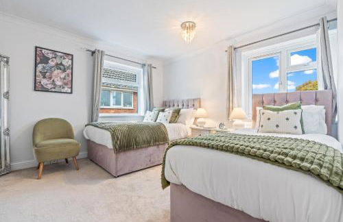 M54 Luxury Escape Sleeps 7- 4 Beds Off M54 - Driveway Parking- RAF Cosford Telford Albrighton Oxley Staffordshire -JLR Wolves Stafford I54 Business Park- 10 Mins to M6- 45 Mins to NEC and BHX Airport Regular & Long Work Stays available - Samina- ARZ Stays - Foto 8