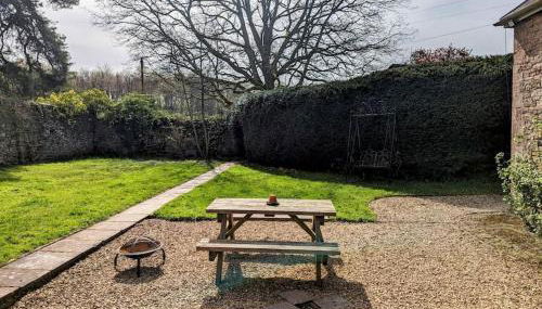 Cecile's Cottage at Cefn Tilla Court, Usk - Foto 3, Garden, Garden view