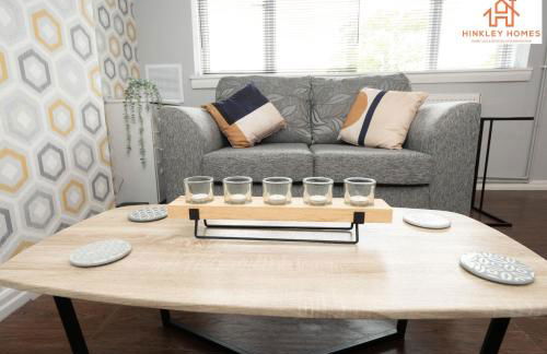 Large Home - Free Parking-WiFi By Hinkley Homes Short Lets & Serviced Accommodation - Foto 4