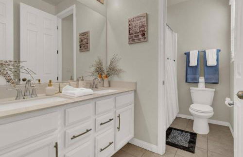 Serenity Retreat: 3BR, Heated Pool, Parking - Foto 27