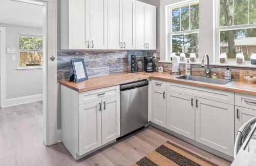 BeeKeeper's Inn - Beautifully Renovated 1929 Bungalow with 2 Bedrooms on Brick Street near Tampa's Attractions - Foto 6