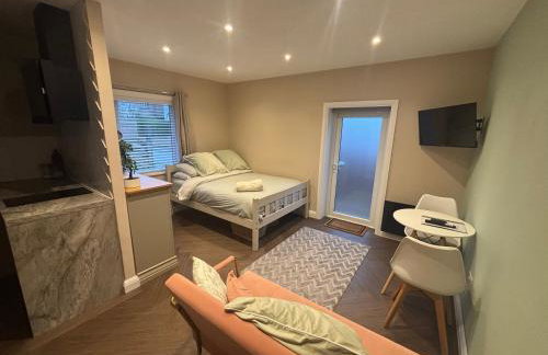 1 double bed studio with private access and parking - Photo 3