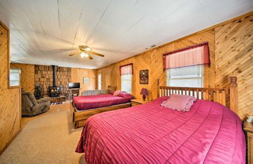 The Burgundy Cabin Iowa Retreat Pond and Fire Pit - Foto 10