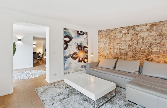 Modern Apt Old Town w Panoramic View ID4 - Photo 17