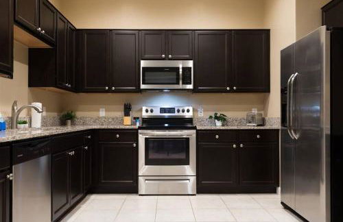 Gated townhouse with 2 suites, heated pool, hot tub - Photo 7