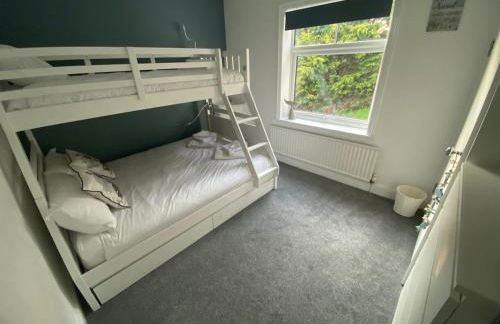 Blissful 4-Bedroom Home with Hot tub - Foto 22