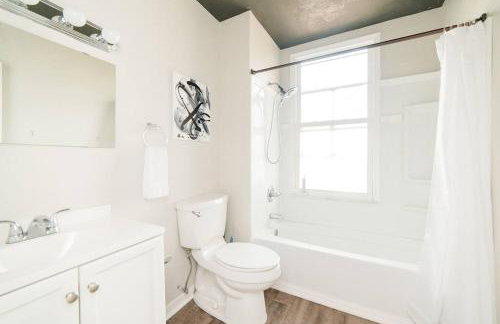 Comfortable and Walkable - Off-Street Parking - Foto 10