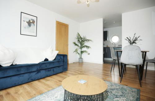 2 bedroom Apartment In Cardiff Bay with Private Parking By N And N Stays, perfect for corporate and leisure stays, long stays welcome, Scafollding currently on building, does not affect the apartment - Photo 2