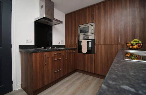 Modern and Cosy 3 Bed House Close to Cardiff City Centre perfect for Family Relocations, Contractors & Groups by Gurkha Stay with Free Parking and Wifi - Foto 38