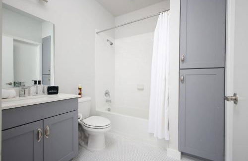 Stylish 2BR w Pool,Gym,Prking-Near Rvrwalk & Dome - Foto 11