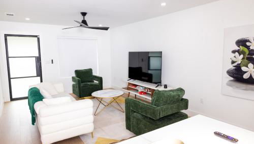 Luxe Retreat, Modern Gem with Private Backyard Oasis - Foto 4