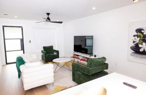 Luxe Retreat, Modern Gem with Private Backyard Oasis - Foto 4