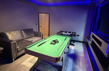 SK Stays Modern Luxury Home With Jacuzzi Bath & Cinema Room - Foto 4