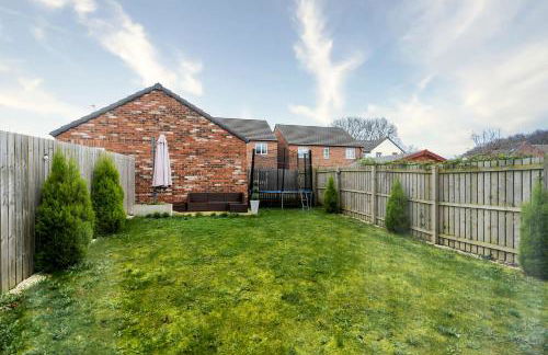 Charming 3 Bedroom Home with Garden near Doncaster - Foto 13