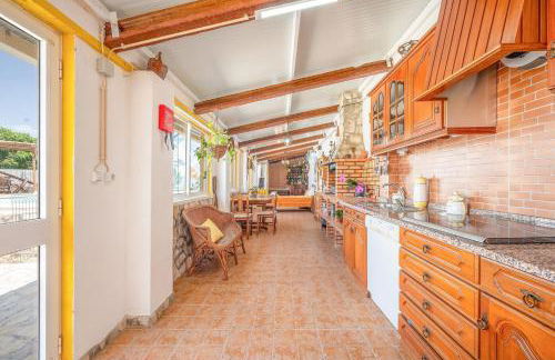 Eclectic oasis with poolside charm in Arranhó - Foto 8