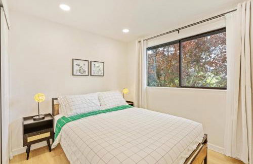 Spacious Modern Retreat w Game Room and Yard - Foto 32