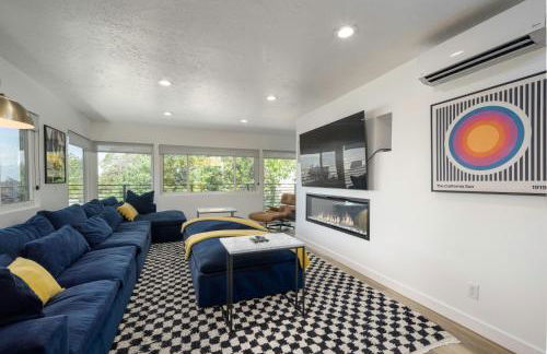 Relaxed Hillside Retreat with Hot Tub and Skyline Views - Foto 15