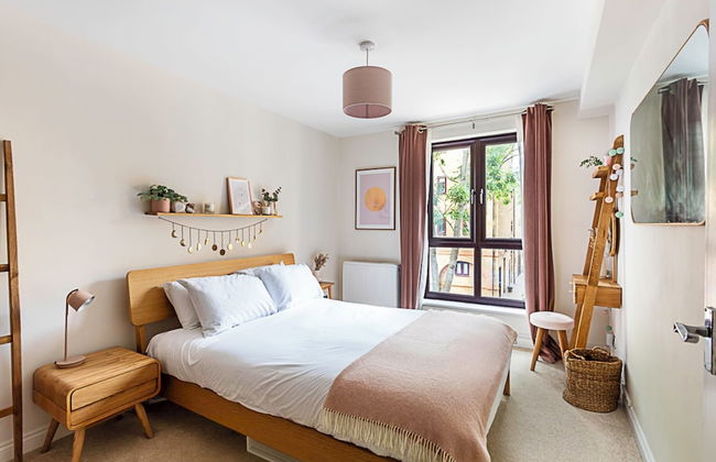 London Docklands Retreat - Photo 2