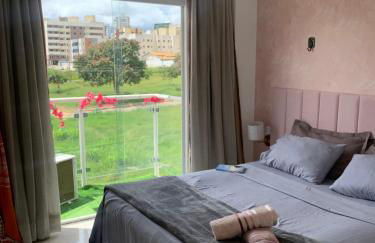 Sacada com ar, rede, pôr do sol, lareira e cinema no Candeias - Foto 7