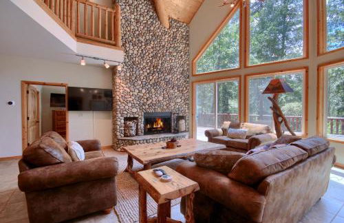 Rivercrest Lodge with Hot Tub-Pool Table-Firepit - Foto 6