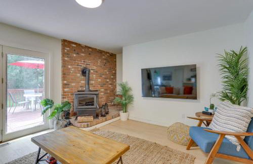 Charming Swan Lake Apartment with Deck! - Foto 8