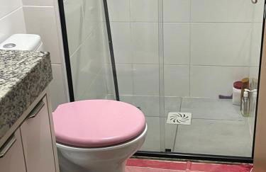 Quarto com cama de casal bem aconchegante - Foto 9