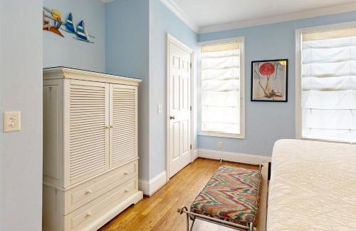 Luxury cottage with pools & multiple decks, 1/2 block to beach - Foto 21