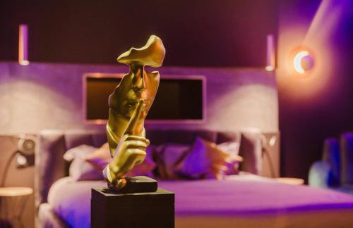 Love Room Les Private Places - Lit King Size et Jacuzzi Privé - Photo 21