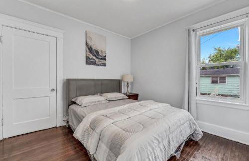 Renovated Main Floor Large 3 Bed House - Photo 11