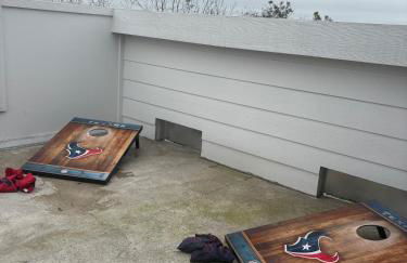 The Canvas Modern 4BR Retreat Rooftop - Photo 34