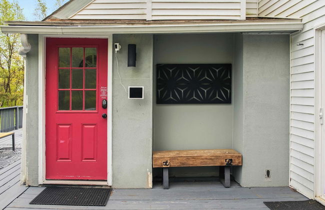 Inn the Poconos by Avantstay Private Lake Access Enclosed Hot Tub - Photo 33