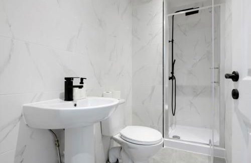 3Bed House-Free Parking - Foto 5