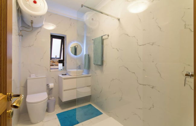 A Magnificent Sunny Seafront Apart Sliema - Photo 18