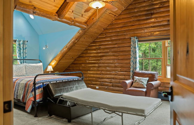 The Bigwood Cabin by Avantstay Hot Tub Firepit Pool Table Private Yard - Photo 35