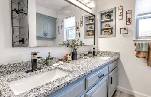 The Pine Haus- Luxury stay with Pickleball, Hot Tub, Fire Pit - Foto 8