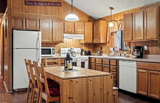 Mohegan by Avantstay Private Dock + Firepit Community Pool + Beach - Photo 11