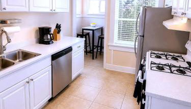 CasaViva Play - 3BR 1BA, Private Deck & City Views, Firepit, Kids Playset - Walk to Hillcrest & North Park, Near Zoo, SeaWorld & Beaches - Foto 4, stove, dishwasher