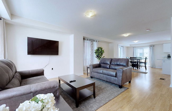 Modern 3-bedroom Oshawa Home - Photo 12