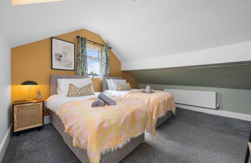 4-Bedroom Stunning Luxe, Spacious & Stylish Design House Bolton, Sleeps 11, with Parking Central Bolton, Links to Manchester, Pet-Friendly, Best For Groups! WORK CONTRACTORS SPECIAL OFFER! - by Blue Puffin Stays - Foto 47