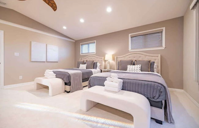 Marbella Lane - Charming 4BR Bungalo for Relaxing Retreat - Photo 5