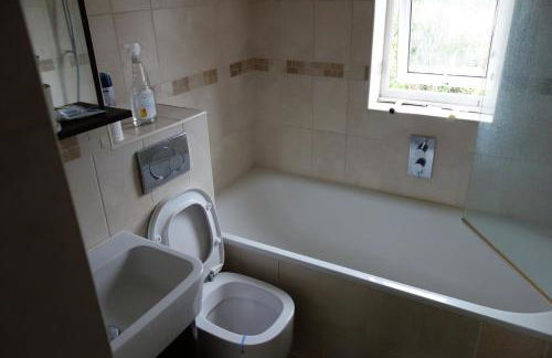 NEW Cosy 2 Bedroom Flat - Englefield Green - Foto 11