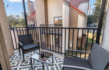 Skyline Loft with 2 Balconies 5 min to Love Field - Foto 11